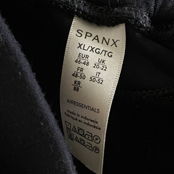 Spanx AirEssentials 4" short black - Picture 9 of 10